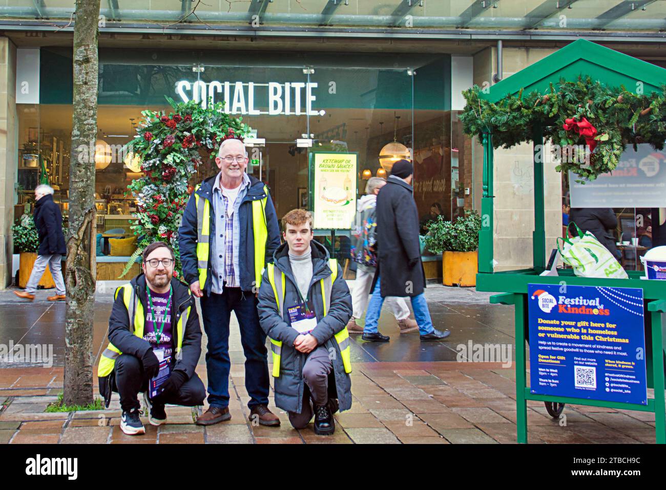 Glasgow, Scotland, UK. 6th December, 2023.  Social bite christmas appeal saw a stall outside its sauchiehall street cafe for its Festival of kindness for homeless people at christmas staffed by volunteers to donate visit social-bite.co.uk. Credit Gerard Ferry/Alamy Live News Stock Photo