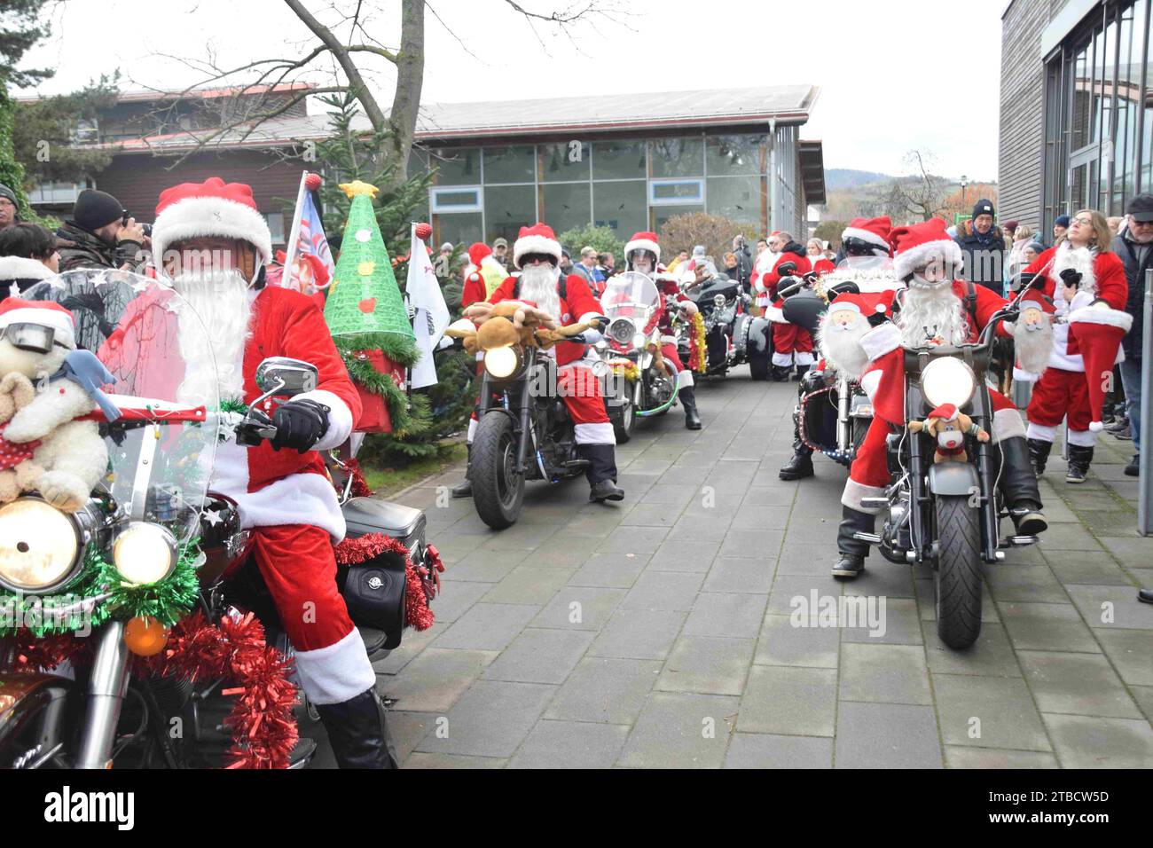 Neustadt an der Weinstrasse, Germany . 06 December 2023, Rhineland-Palatinate, Neustadt an der Weinstraße: Motorcyclists dressed up as Santas sit on their bikes. The 'Harley Davidson Riding Santas' are 'on the road again' on St. Nicholas Day. The bikers have been collecting donations for a good cause with their annual campaign since 2015. This year, the motorcyclists dressed up as Santas with hats and beards are on the road with more than 20 bikes and want to hand out over 500 kilograms of sweets, Photo: Rene Priebe/doa/dpa Credit: dpa picture alliance/Alamy Live News Stock Photo