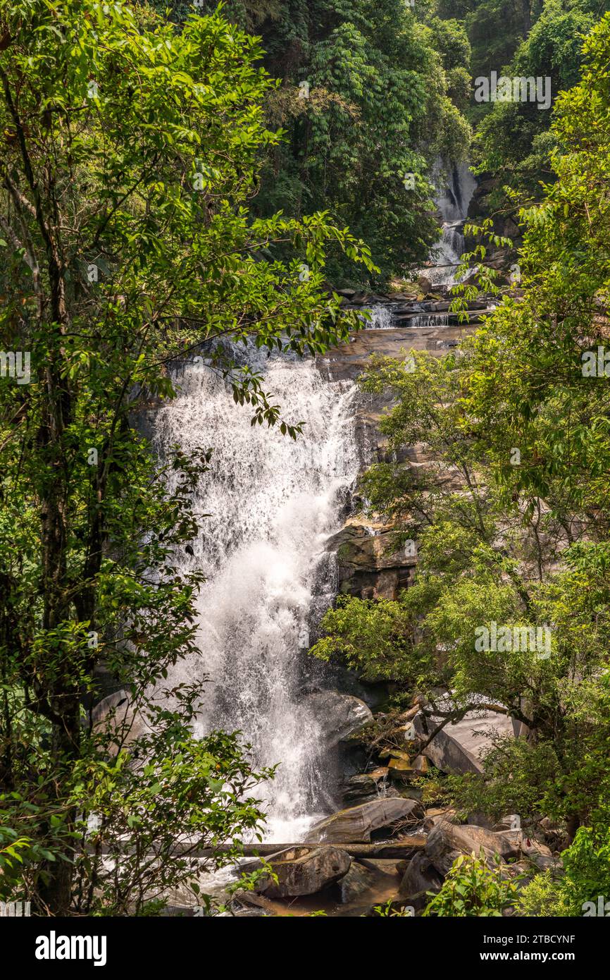 Der Sirithan Wasserfall im Doi Inthanon Nationalpark, Chiang Mai, Thailand, Asien   |   Sirithan Waterfall at Doi Inthanon National Park, Chiang Mai, Stock Photo