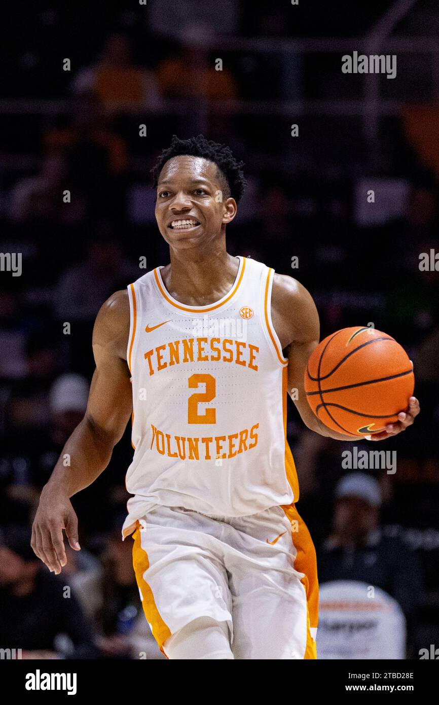 Tennessee guard Jordan Gainey (2) brings the ball upcourt during the