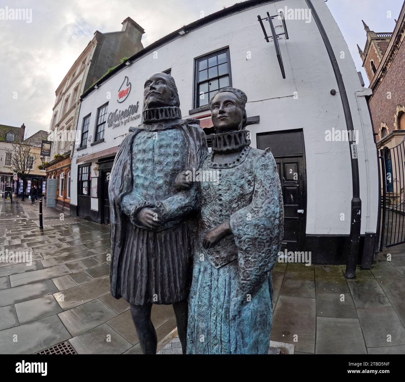 Shakespeare and Anne Hathaway sculpture, Worcester Stock Photo - Alamy