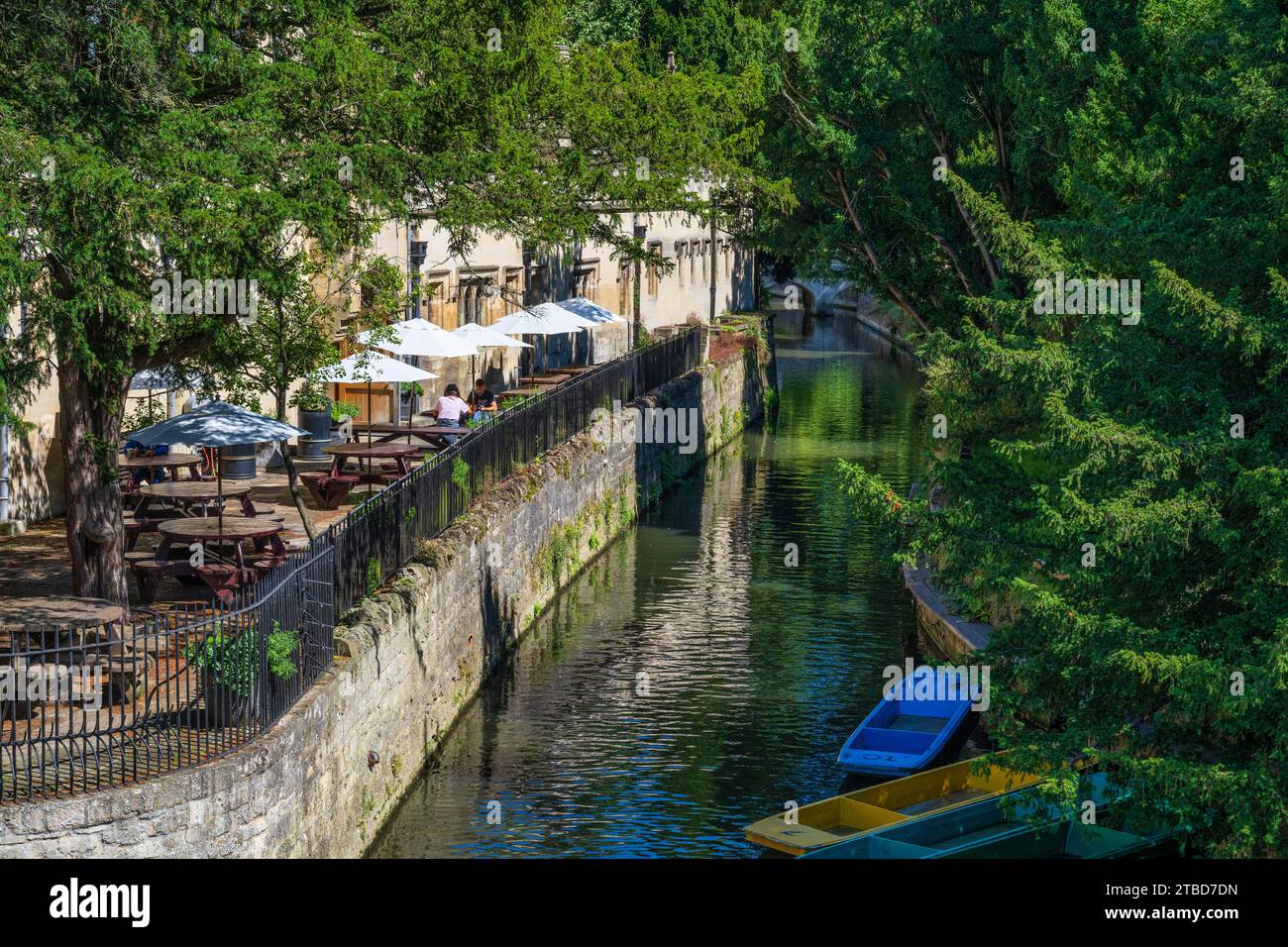 Punts and riverside café on the River Cherwell, looking north from Magdalen Bridge in Oxford City Centre, Oxfordshire, England, UK Stock Photo