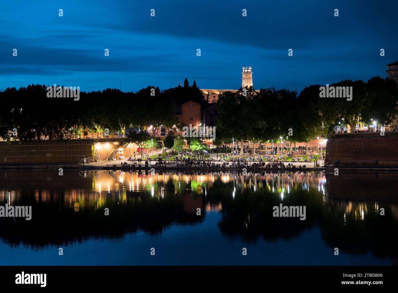 vues de nuit du quai de la daurade très animé, du pont-neuf, de l'hotel dieu saint-jacques par une belle et chaude soirée printanière Stock Photo