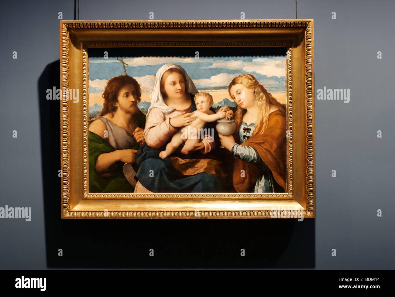 Madonna col Bambino tra i santi Giovanni Battista e Maddalena di Jacopo Negretti called Palma il Vecchio Stock Photo