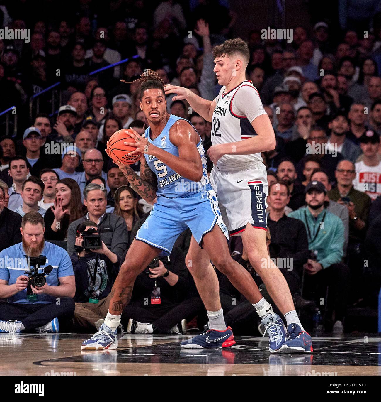 North Carolina Tar Heels forward Armando Bacot (5) is defended by ...