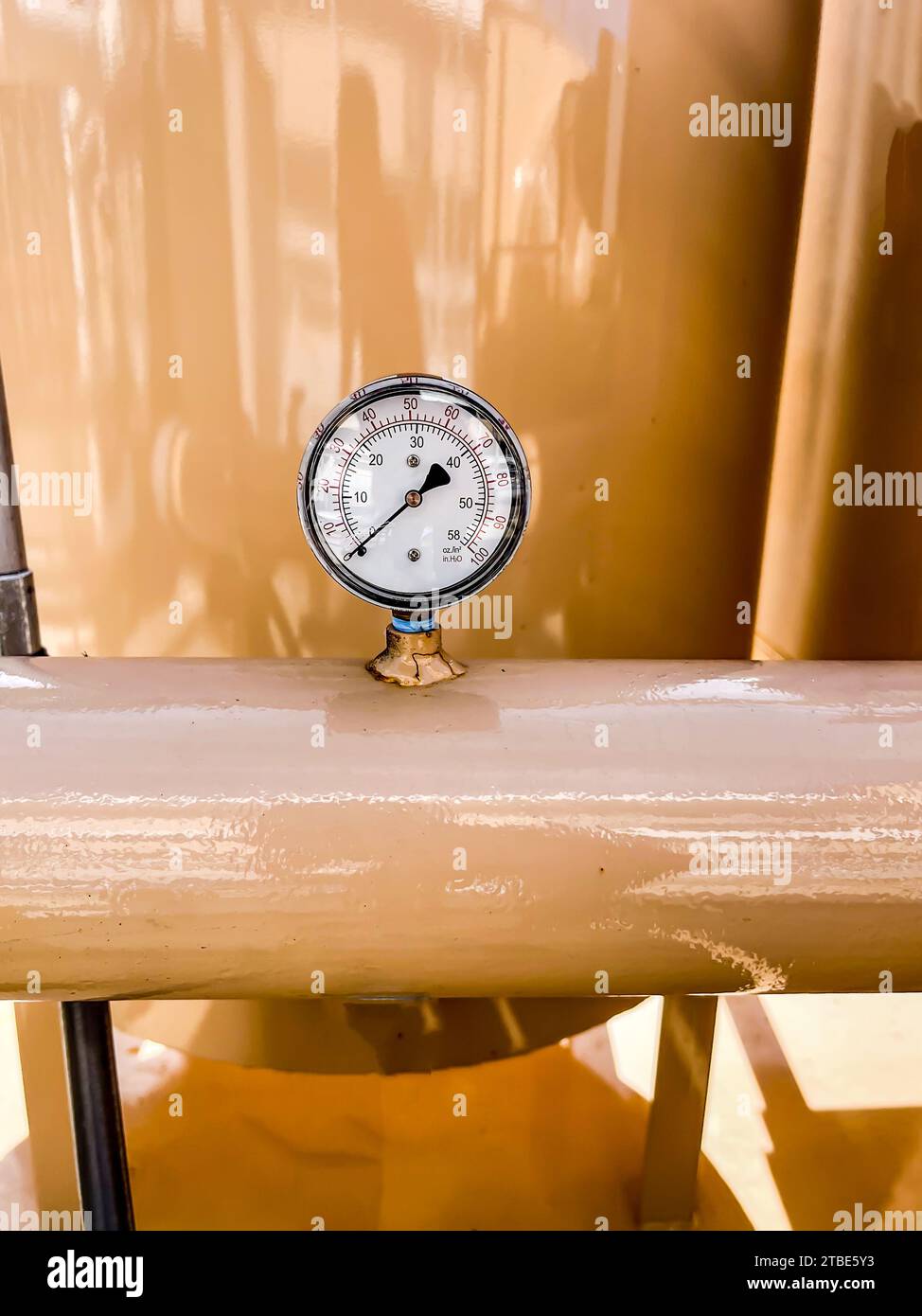 Industrial pipe pressure gauge with a reading of zero Stock Photo - Alamy
