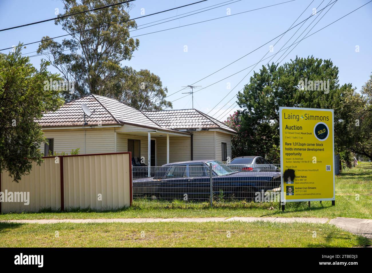 Bungalow house in Mt Druitt in Western Sydney sold at auction, cars in