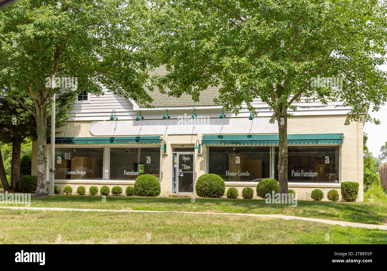 front exterior of a vacant commercial building at 109 pantigo road, east hampton Stock Photo