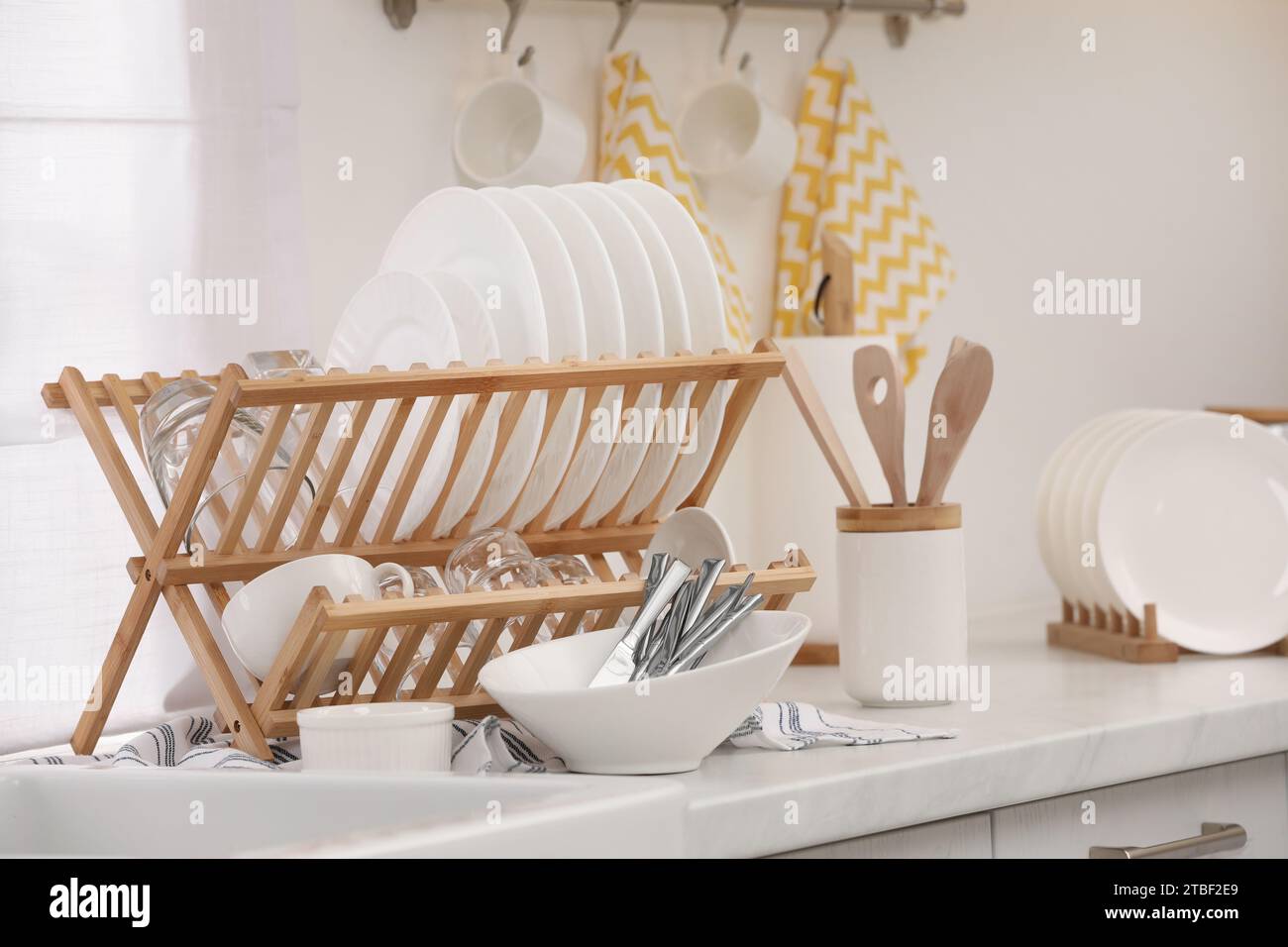 Dish drying rack hi-res stock photography and images - Alamy