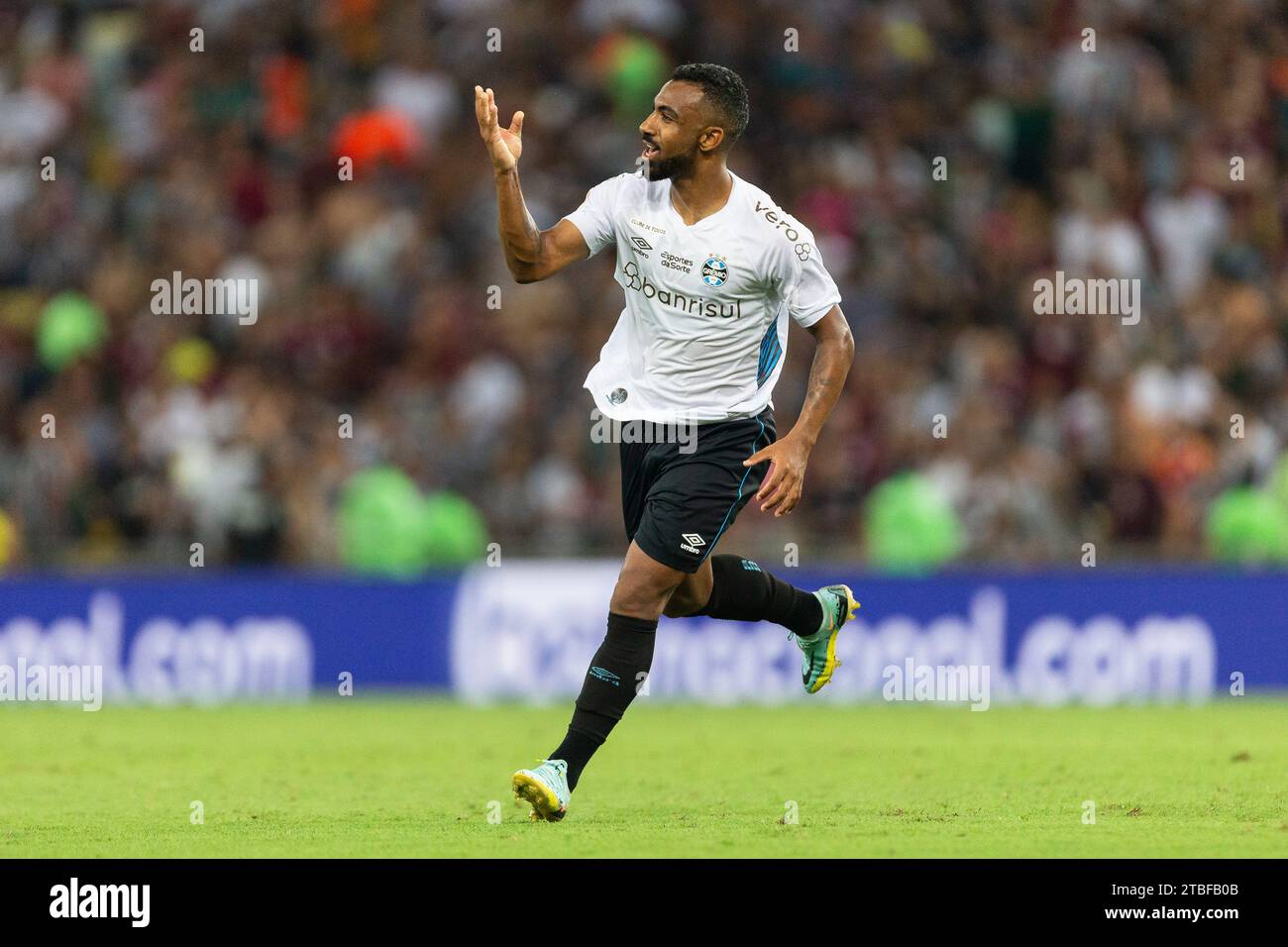 Luis Suárez scores twice for Gremio at the Maracanã, next stop