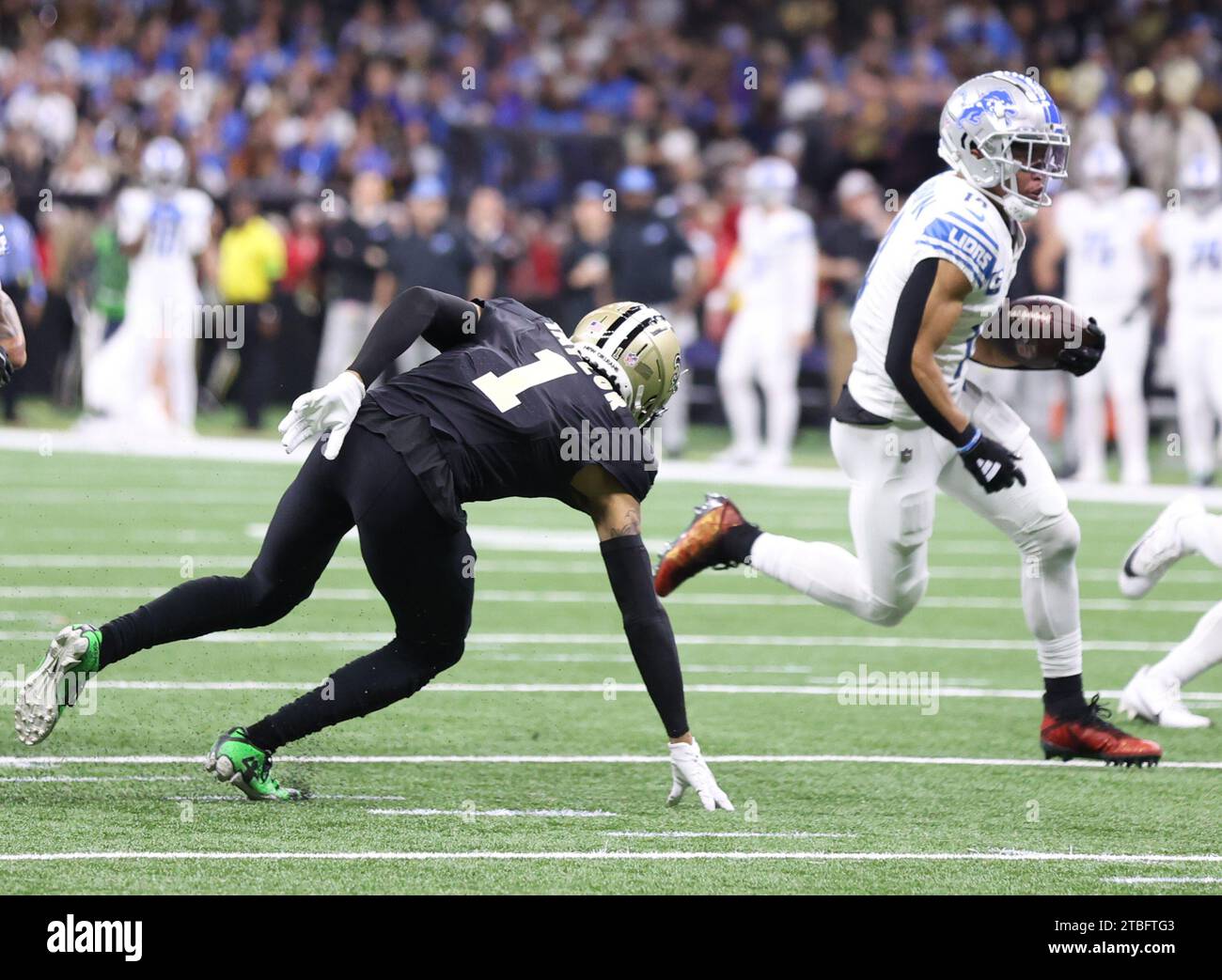 Detroit Lions wide receiver AmonRa St. Brown (14) runs past New