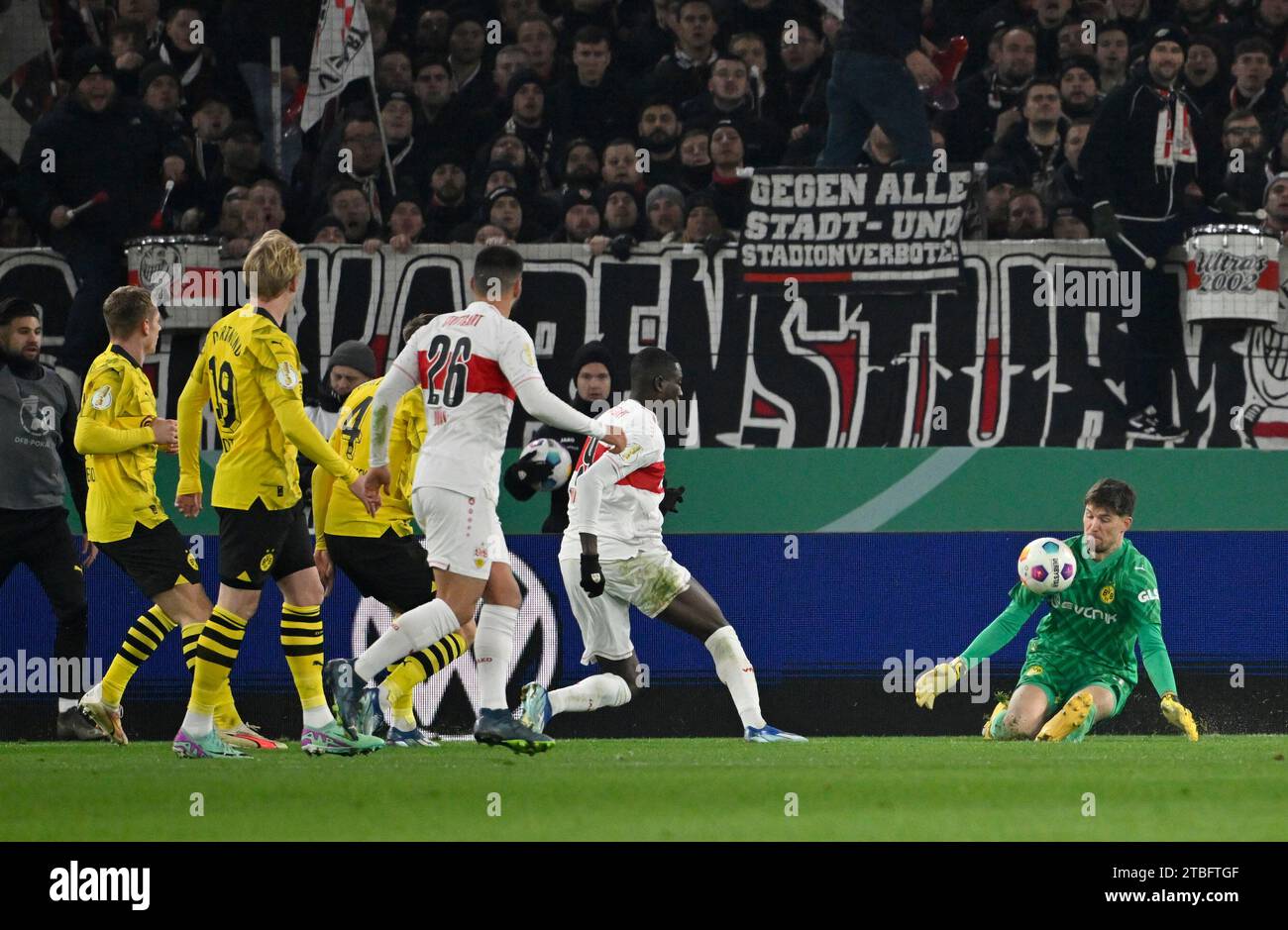 torwart-gregor-kobel-dortmund-glanzparade-hi-res-stock-photography-and