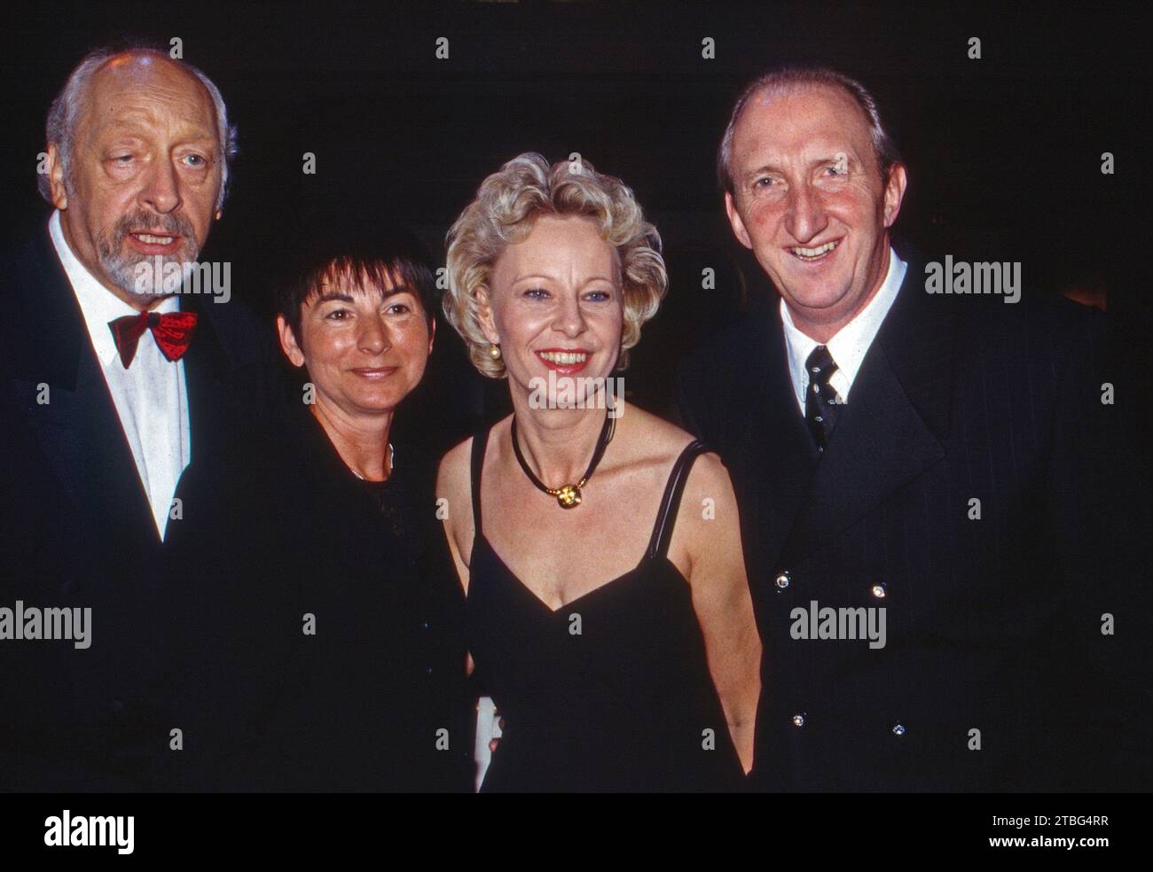 Komiker Karl Dall mit Ehefrau Barbara, Mike Krüger mit Ehefrau Birgit, Bild von 1998. Stock Photo