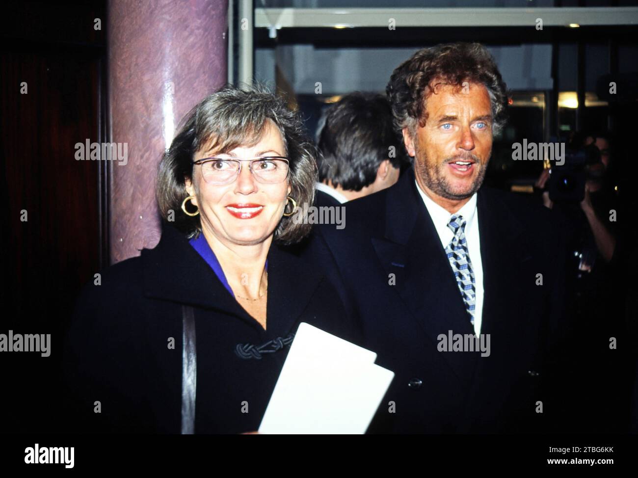 Dieter Wedel, deutscher Regisseur, Filmproduzent und Drehbuchautor, mit Freundin Uschi Wolters, Deutschland um 1993. Stock Photo