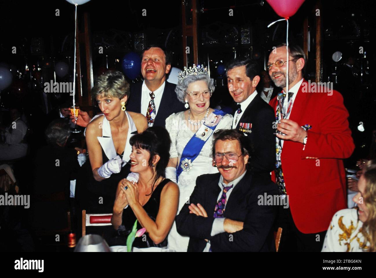 Der bekannte Gastronom Hans-Peter Wodarz feiert 50. Geburtstag am 28. März 1998, hier mit Geburtstagsgästen Götz George und Iris Berben (unten) sowie dem Double von Queen Elizabeth II und Prince Charles. Stock Photo