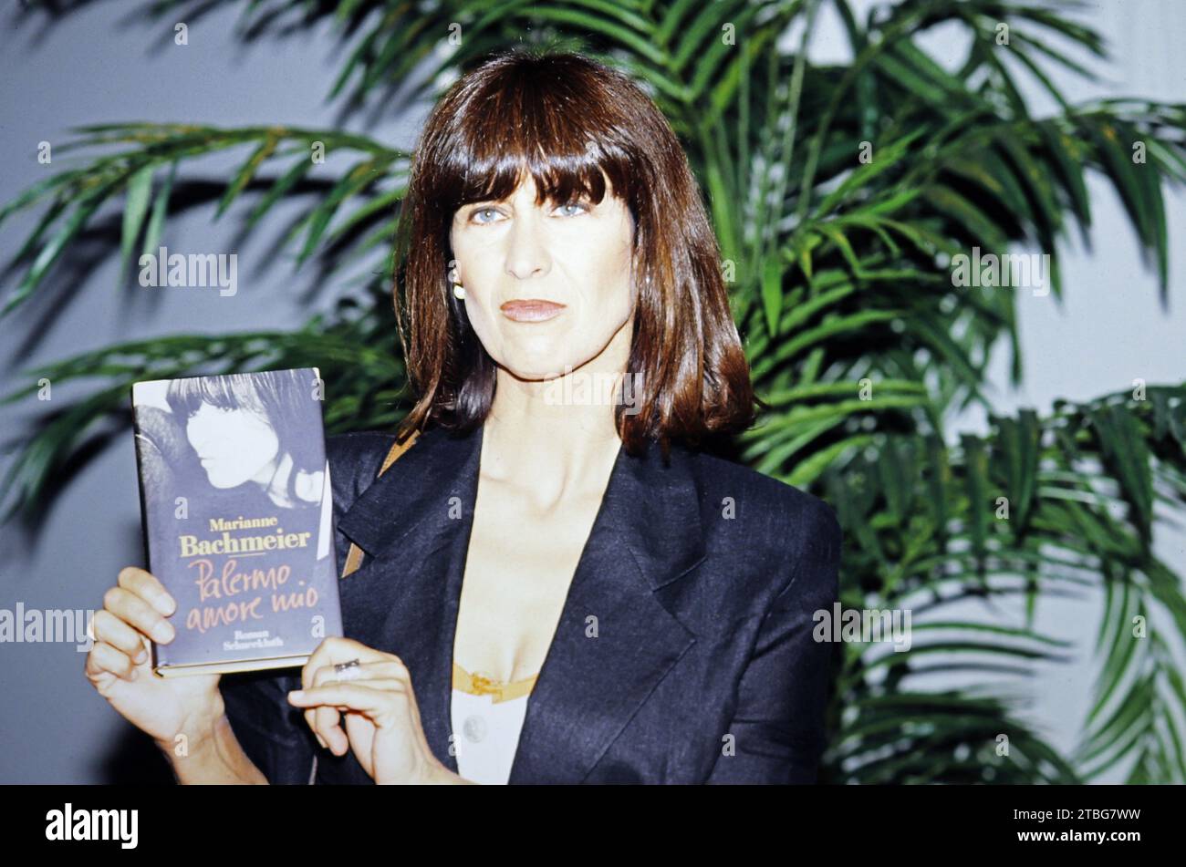 Marianne Bachmeier, die im März 1981 den Mörder ihrer Tochter im Gerichtssaal erschoss, mit ihrer Autobiografie 'Palermo, amore mio', Deutschland 1994. Stock Photo