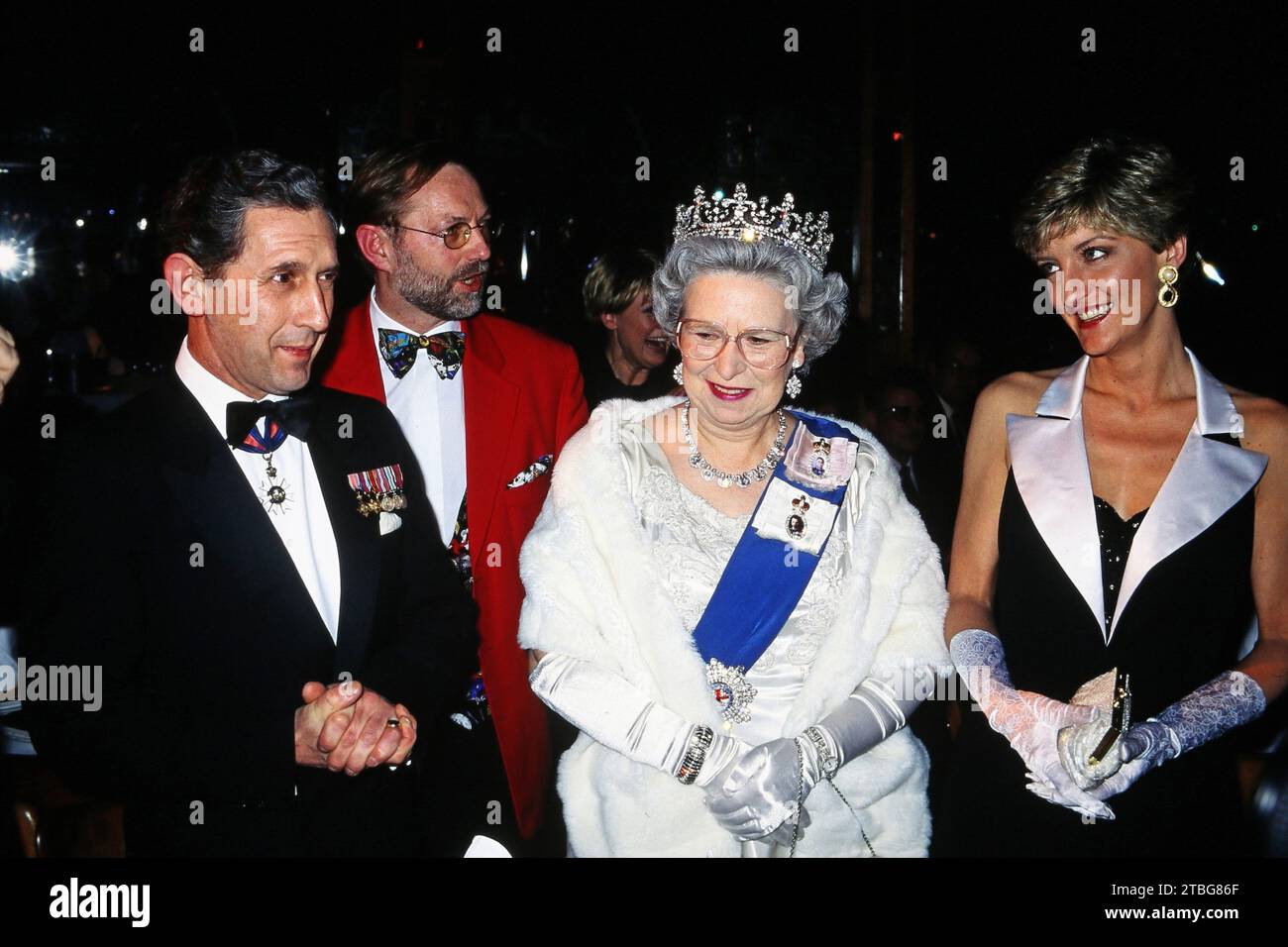 Gastronom Hans-Peter Wodarz (rotes Jackett) feiert 50. Geburtstag am 28. März 1998, hier das Double von Prince Charles und Prinzessin Diana. Stock Photo