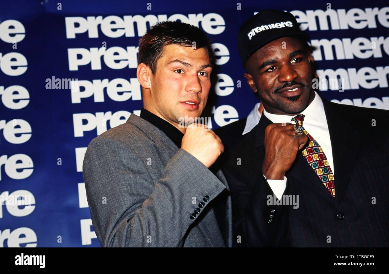 Berühmte Profi-Boxer beim Pressetermin von Pay-TV Premiere, 1998: Dariusz Michalczewski, Deutsch-Pole, Spitzname: Der Tiger, Weltmeister im Halbschwergewicht,  Evander Holyfield, Amerikaner, Spitzname: The Real Deal, Weltmeister im Schwergewicht und Cruisergewicht. Stock Photo