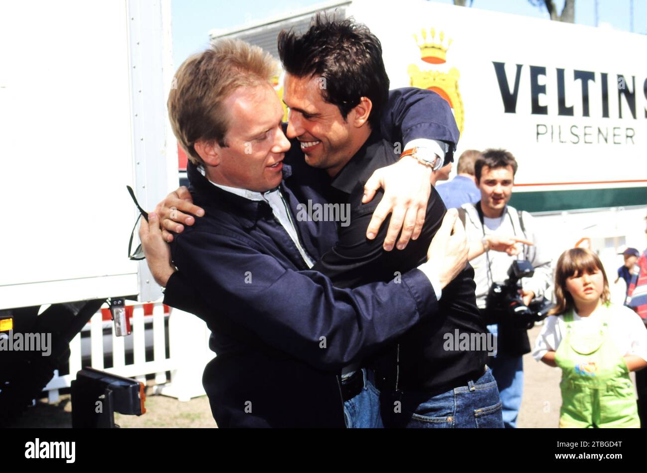 Johannes B. Kerner und Moderator-Kollege Andreas Türck bei einer spassigen Umarmung am Rande des Promi-Charity-Spiels vom Sportvereins LSK in Lüneburg, 1998. Stock Photo