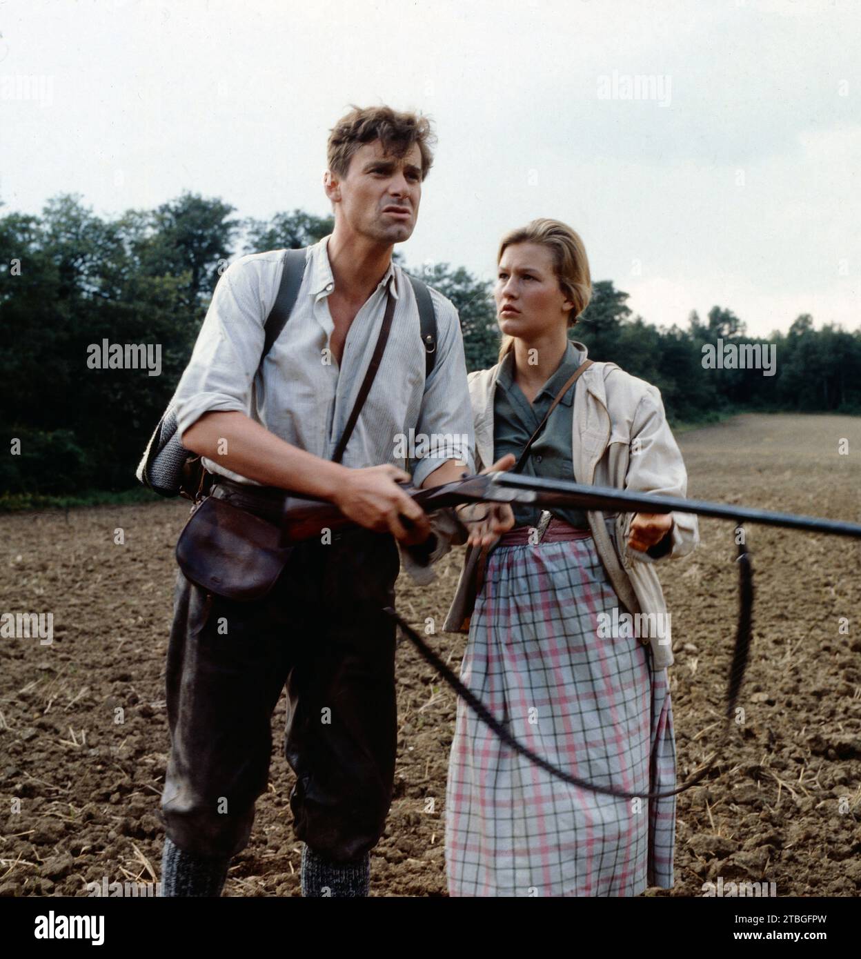 Das eine Glück und das andere, Fernsehfilm, Deutschland, 1980, Regie: Axel Corti, Szene mit Gewehr: Peter Simonischek, Suzanne von Borsody. Das eine Glück und das andere, TV film, Germany, 1980, directed by Axel Corti, scene with the gun: Peter Simonischek, Suzanne von Borsody Stock Photo