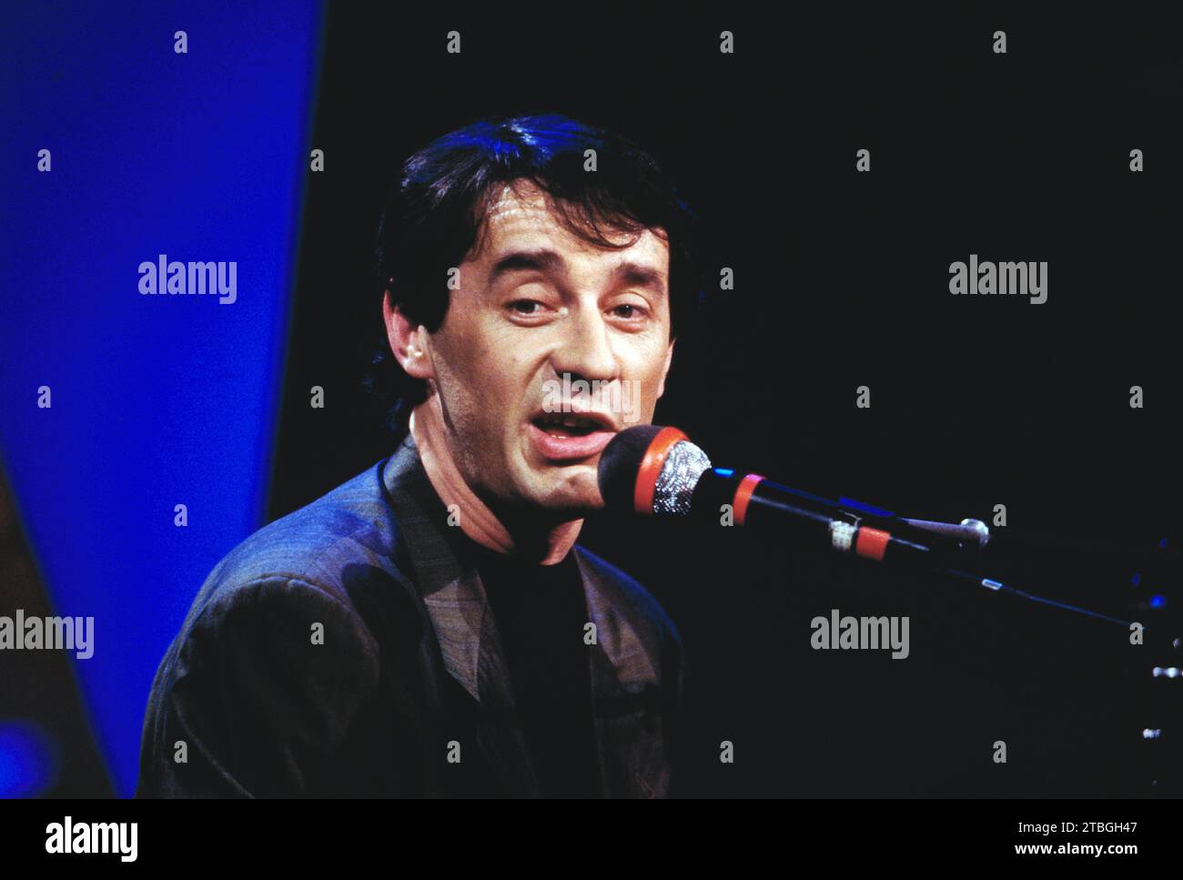 Romain Didier, aka Didier Petit, französischer Chanson Sänger und Liedermacher, hier bei einem Auftritt, 1990. Romain Didier, French Chanson singer, songwriter, performance, 1990. Stock Photo