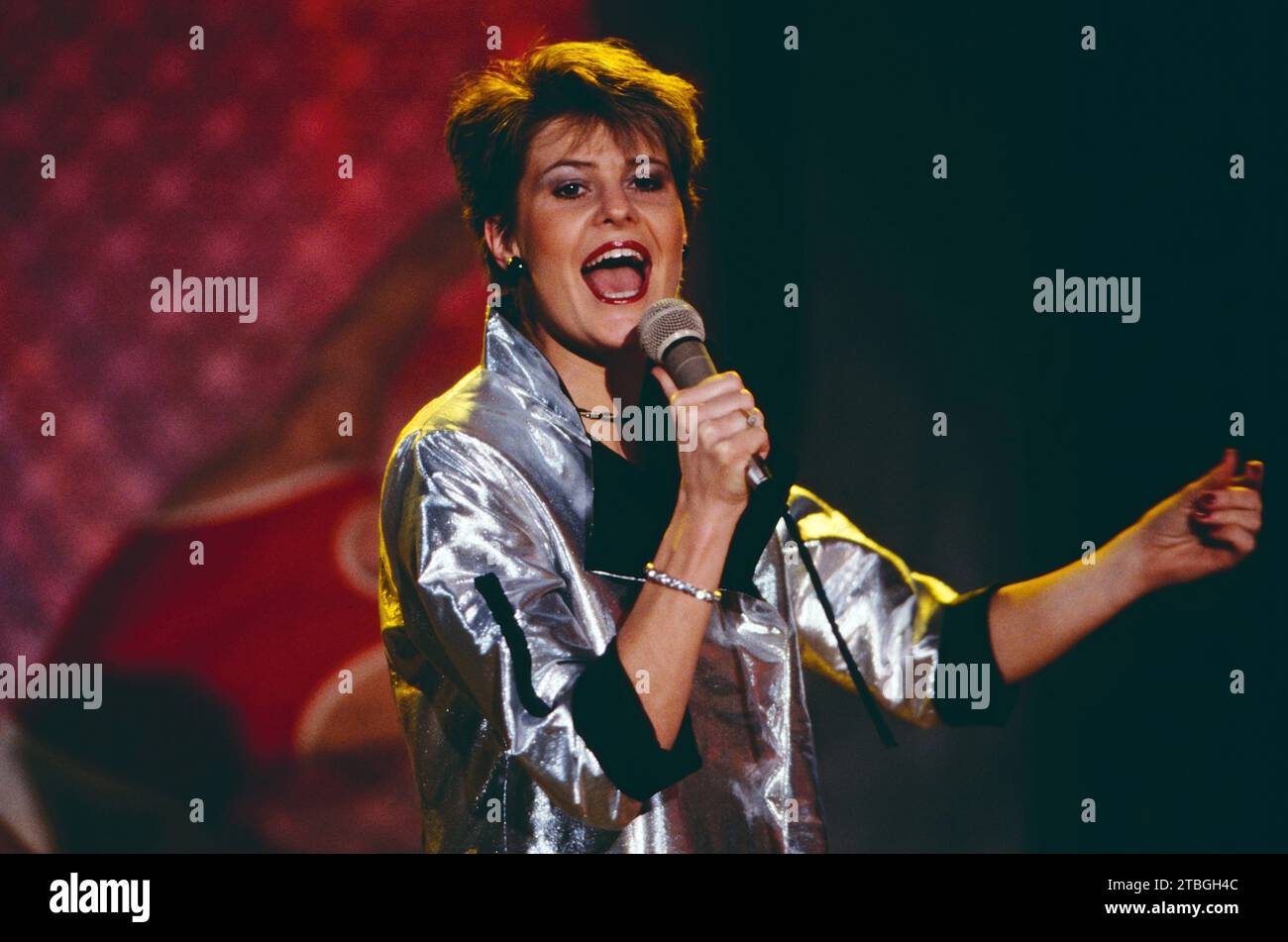 Hazell Dean, britische Pop Sängerin, TV-Auftritt, Deutschland, 1984. Hazell Dean, British Pop singer, TV performance, Germany, 1984. Stock Photo