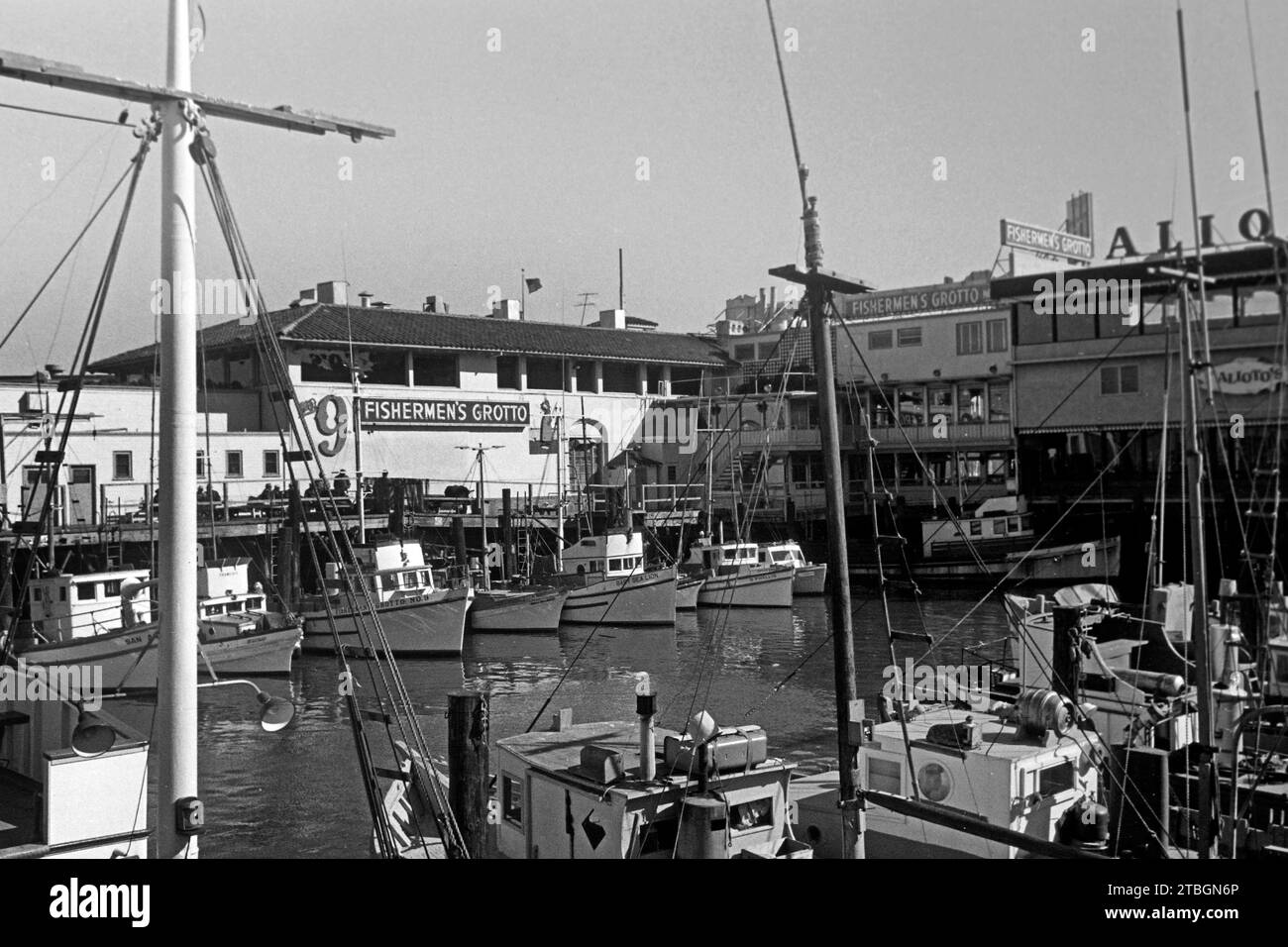 Das Nr 9 Fishermen's Grotto, eines der ältesten Restaurants der Stadt, mittlerweile in seiner ursprünglichen Form geschlossen, San Francisco 1962. No 9 Fishermen's Grotto, one of the oldest restaurants in the city, now closed in its original form, San Francisco 1962. Stock Photo