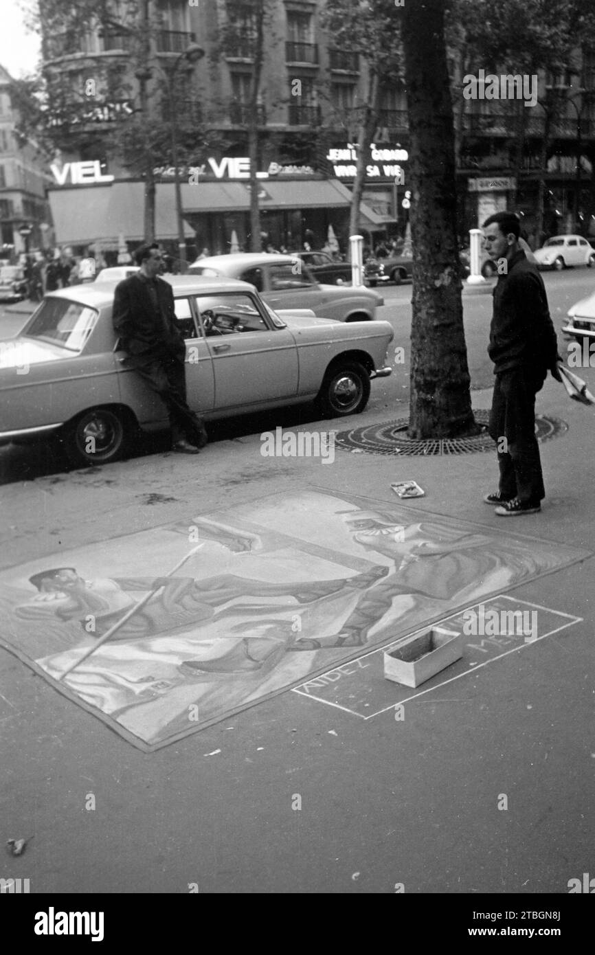 Ein Student verdient sich Geld dazu mit Kreidemalerei auf den Champs-Elysées, Paris 1962. A student earns extra money by doing chalk painting on the Champs-Elysées, Paris 1962. Stock Photo