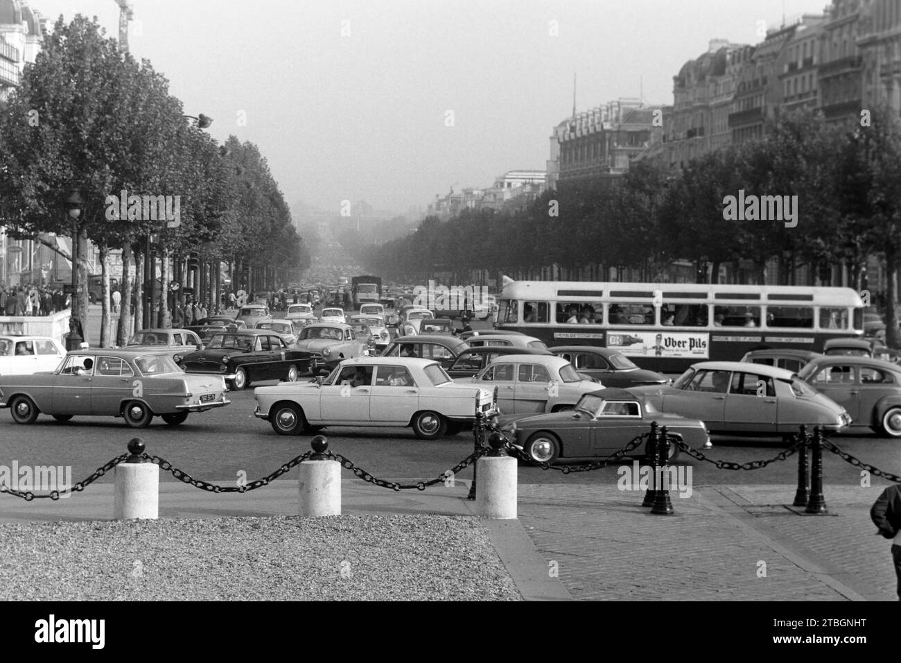 Paris charles de gaulle place Black and White Stock Photos 