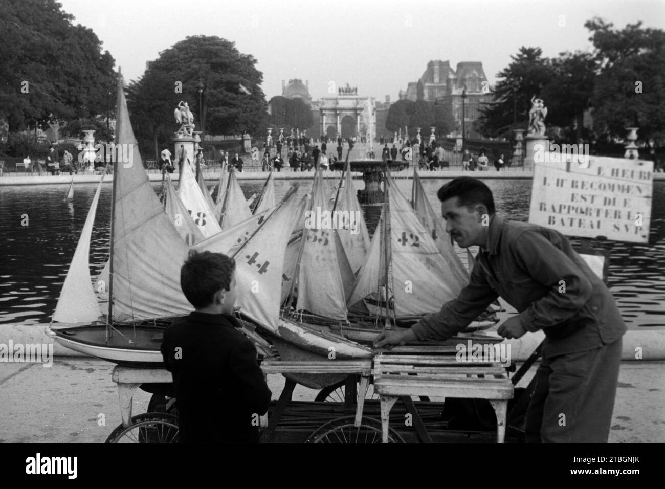 Bootsverleih an einem Brunnen im Jardin des Tuileries, Paris 1962. Boat