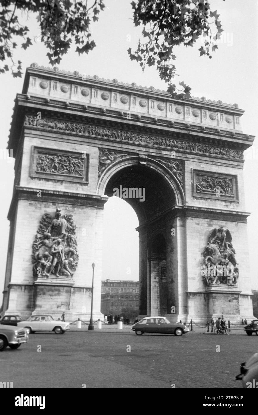 Der Arc de Triomphe in Paris, an der linken Säule stellt das Flachrelief den Frieden dar, an der rechten den Widerstand, 1962. The Arc de Triomphe in Paris, on the left column the bas-relief represents Peace, on the right column Resistance, 1962. Stock Photo