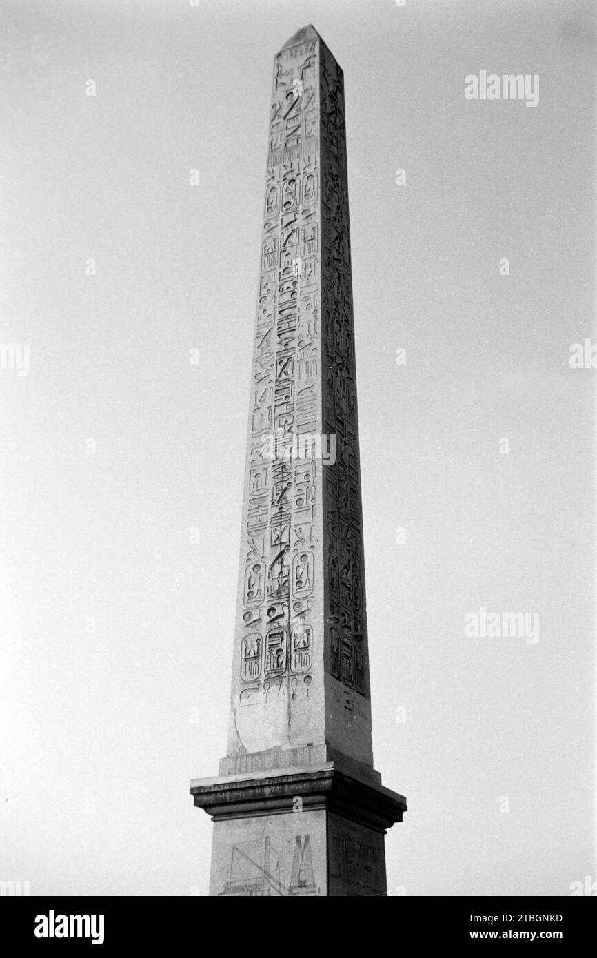 Hieroglyphen auf dem Obelisken an der Place de la Concorde, Paris 1962. Hieroglyphs on the obelisk at the Place de la Concorde, Paris 1962. Stock Photo