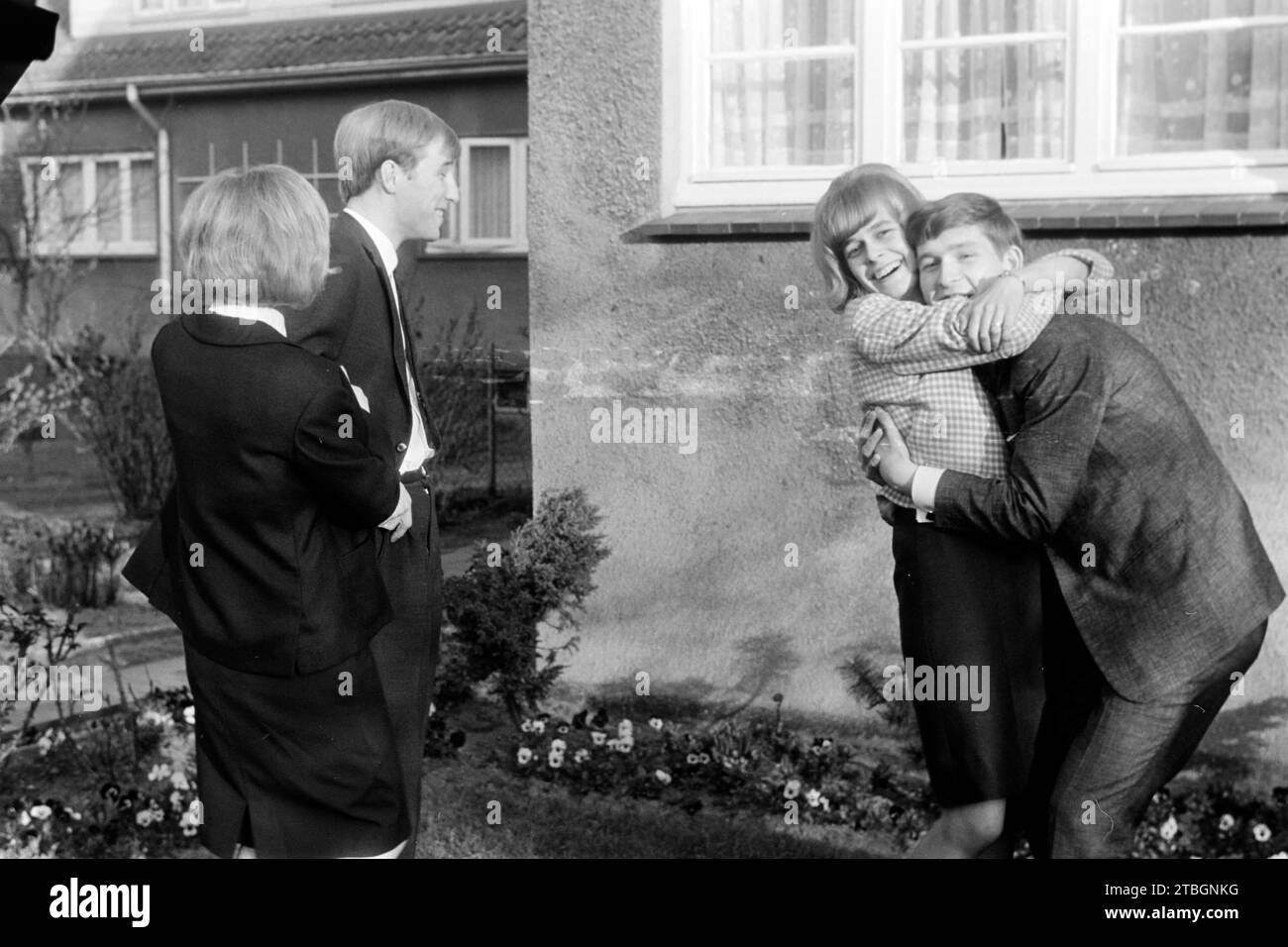 Junge Leute haben Spaß vor der Kamera, Frankreich 1965. Young people having fun in front of the camera, France 1965. Stock Photo