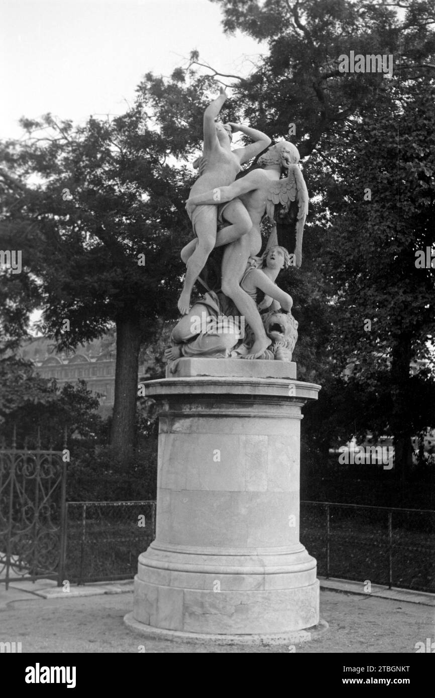 Klassische Skulptur im Tuileriengarten, vermutlich eine Darstellung der Entführung der Nymphe Orithyia durch Boreas, die Personifikation des Nordwindes, Paris 1962. Classical sculpture in the Tuileries Garden, probably a representation of the abduction of the nymph Orithyia by Boreas, the personification of the north wind, Paris 1962. Stock Photo