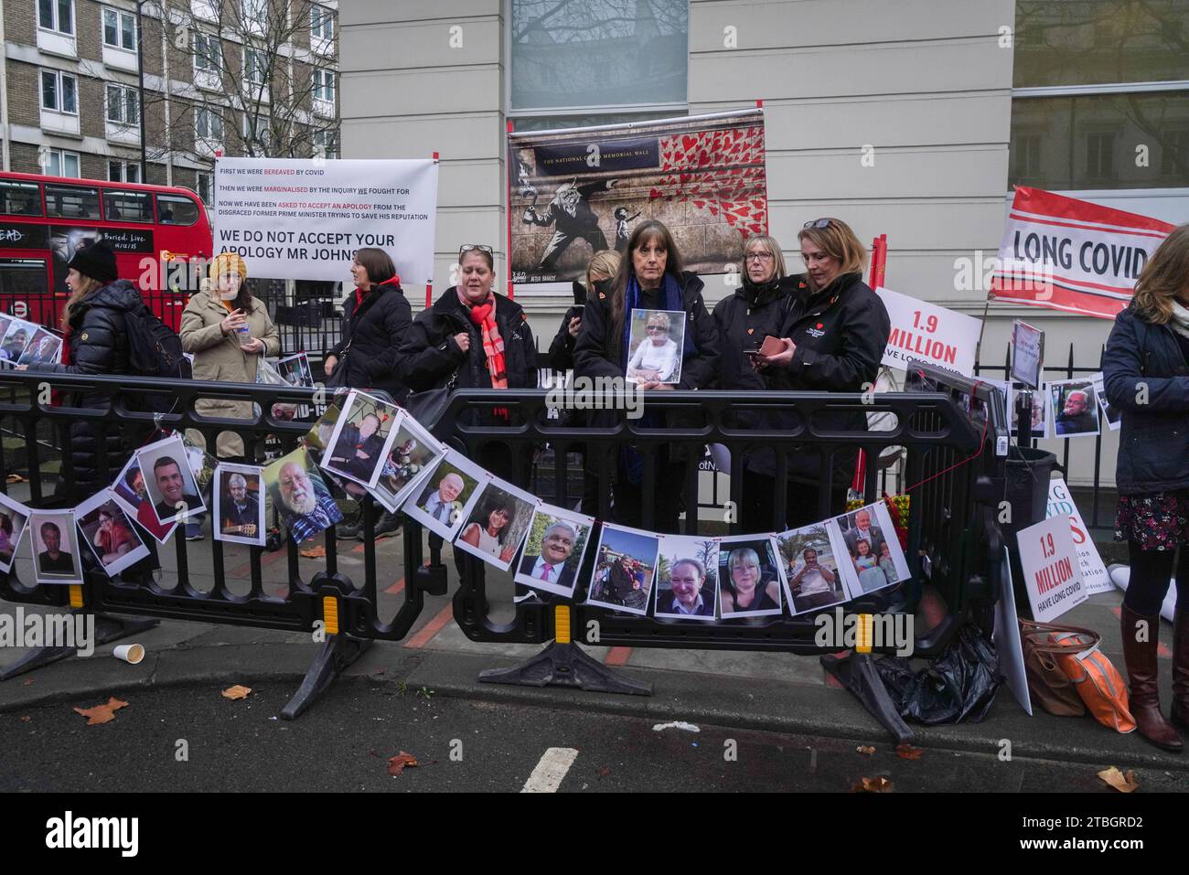 London UK. 7 December  2023.  Bereaved families  protest outside the Covid 19 hearing centre in central London as former Prime Minister Boris Johnson gives evidence for the second day  . Credit: amer ghazzal/Alamy Live News . Stock Photo