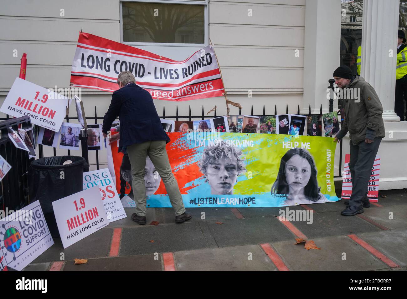 London UK. 7 December  2023.  Demonstrators hang banners  outside the Covid 19 hearing centre in central London in reference to long covid sufferers as former Prime Minister Boris Johnson gives evidence for the second day  . Credit: amer ghazzal/Alamy Live News . Stock Photo