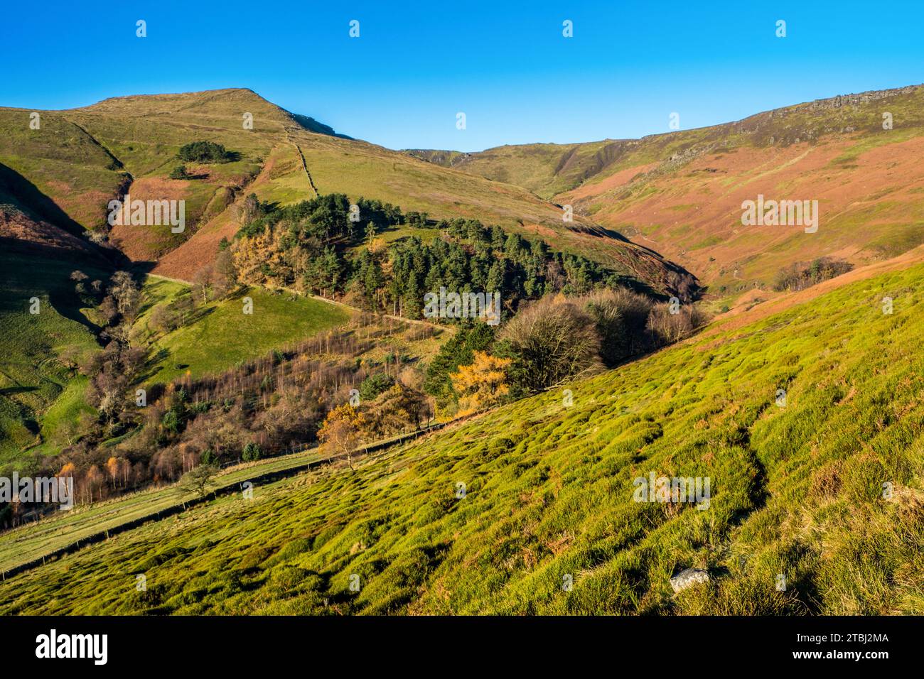 The southern edge of Kinder Scout and the Grindsbrook Valley in the Peak District National Park, Derbyshire, UK Stock Photo