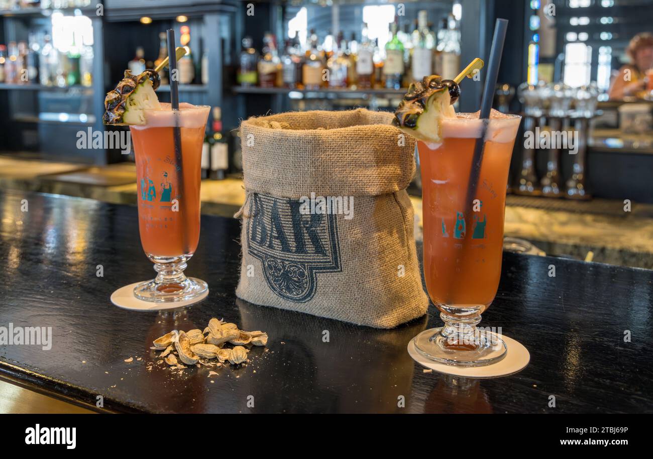 Singapore Slings and shelled peanuts in the Raffles Hotel Long Bar, Singapore Stock Photo