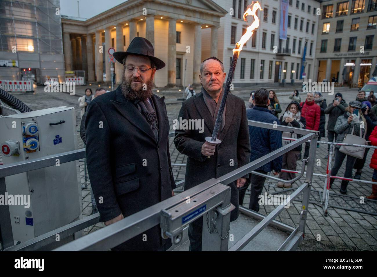 In A Symbolic And Heartwarming Gesture, German Chancellor Olaf Scholz ...