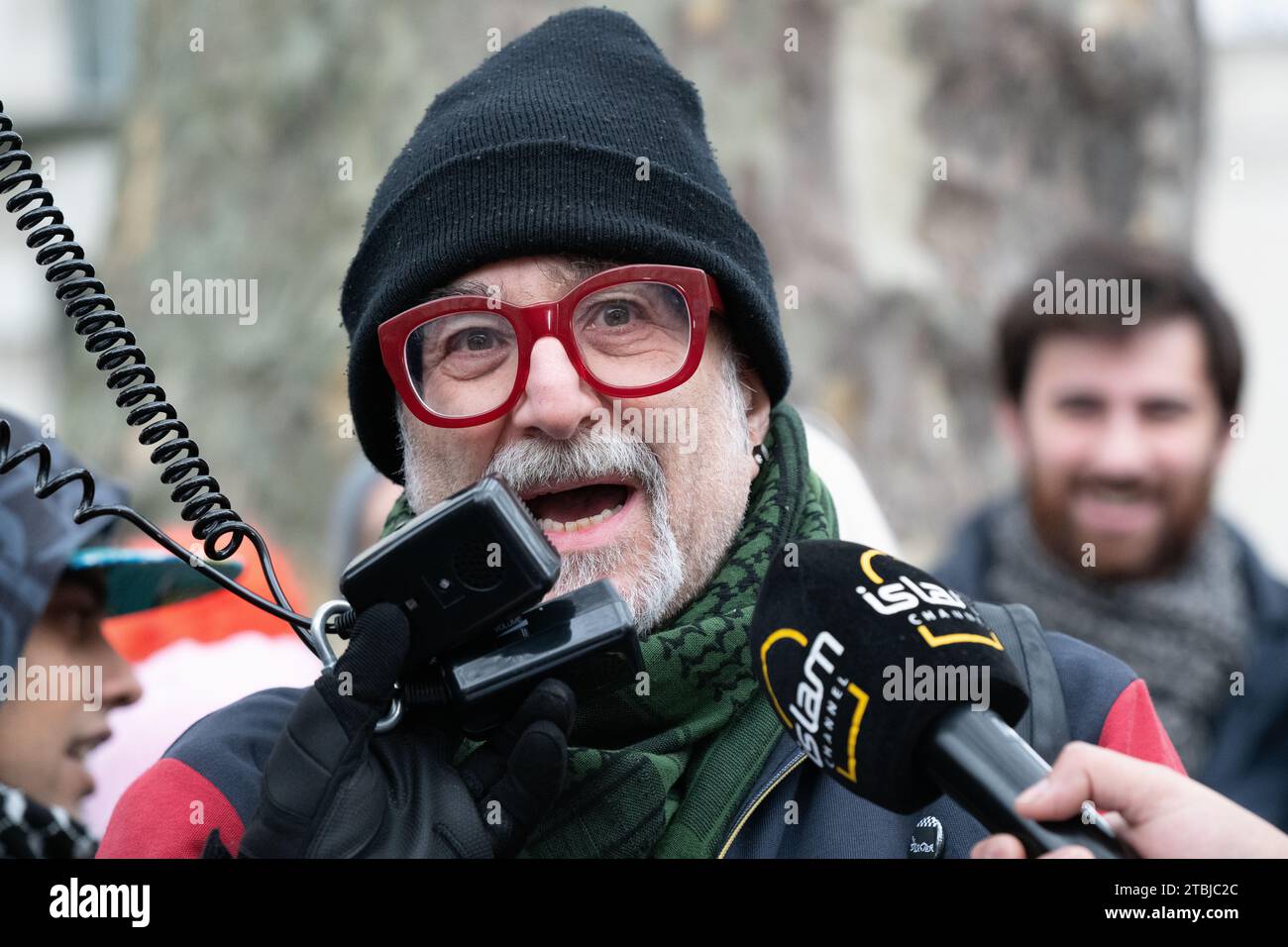 London, UK. 7 December, 2023. Historian and activist David Rosenberg addresses students and young Palestine supporters at a rally outside Downing Street calling for a permanent ceasefire and an end to occupation as the toll of death and destruction from Israel's assault on the besieged territory continues to grow. Credit: Ron Fassbender/Alamy Live News Stock Photo