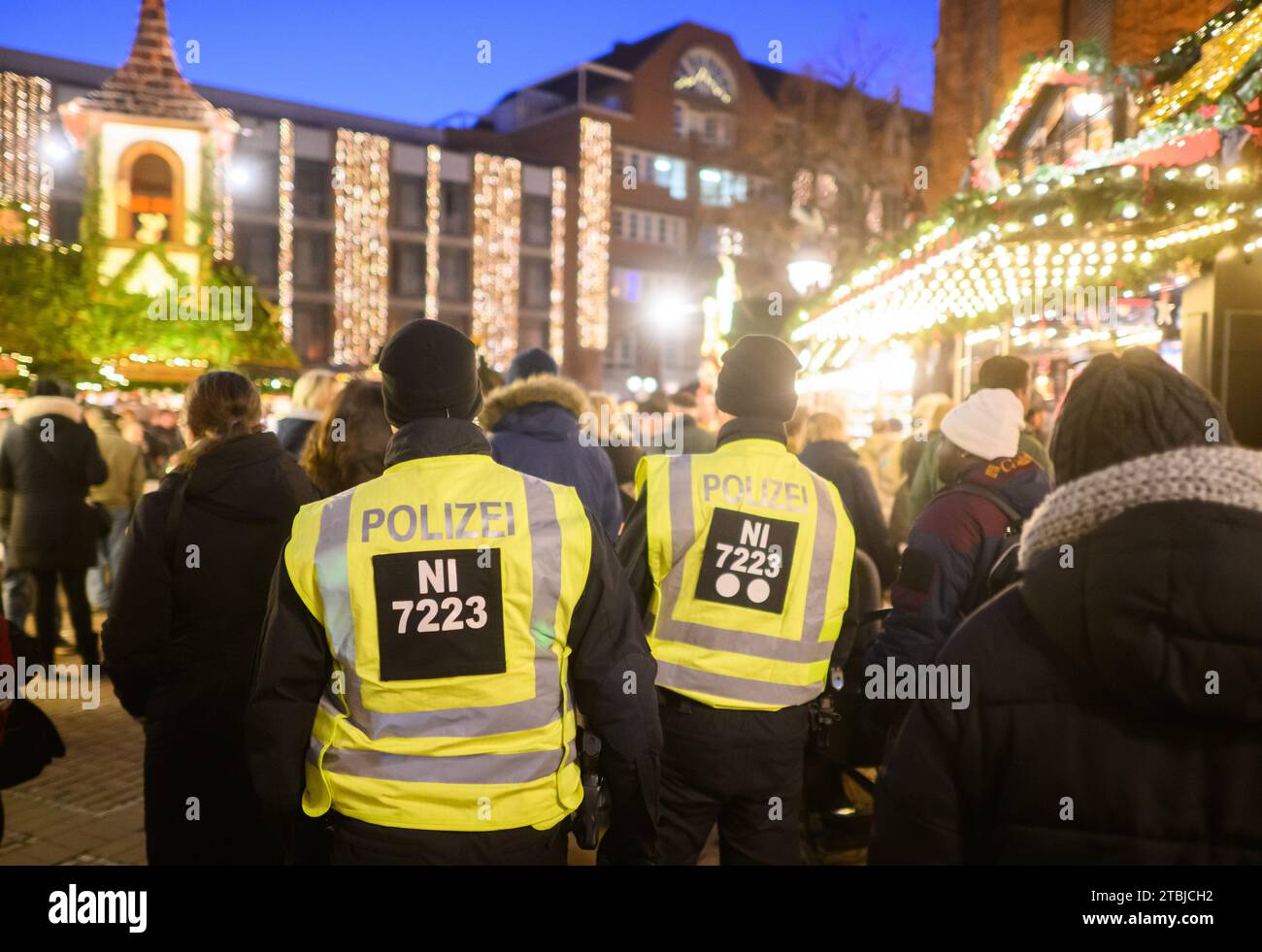 Hanover, Germany. 07th Dec, 2023. Police officers patrol the Hanover