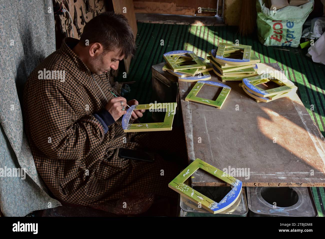 Srinagar, India. 7th Dec, 2023. A Kashmiri artisan makes the final