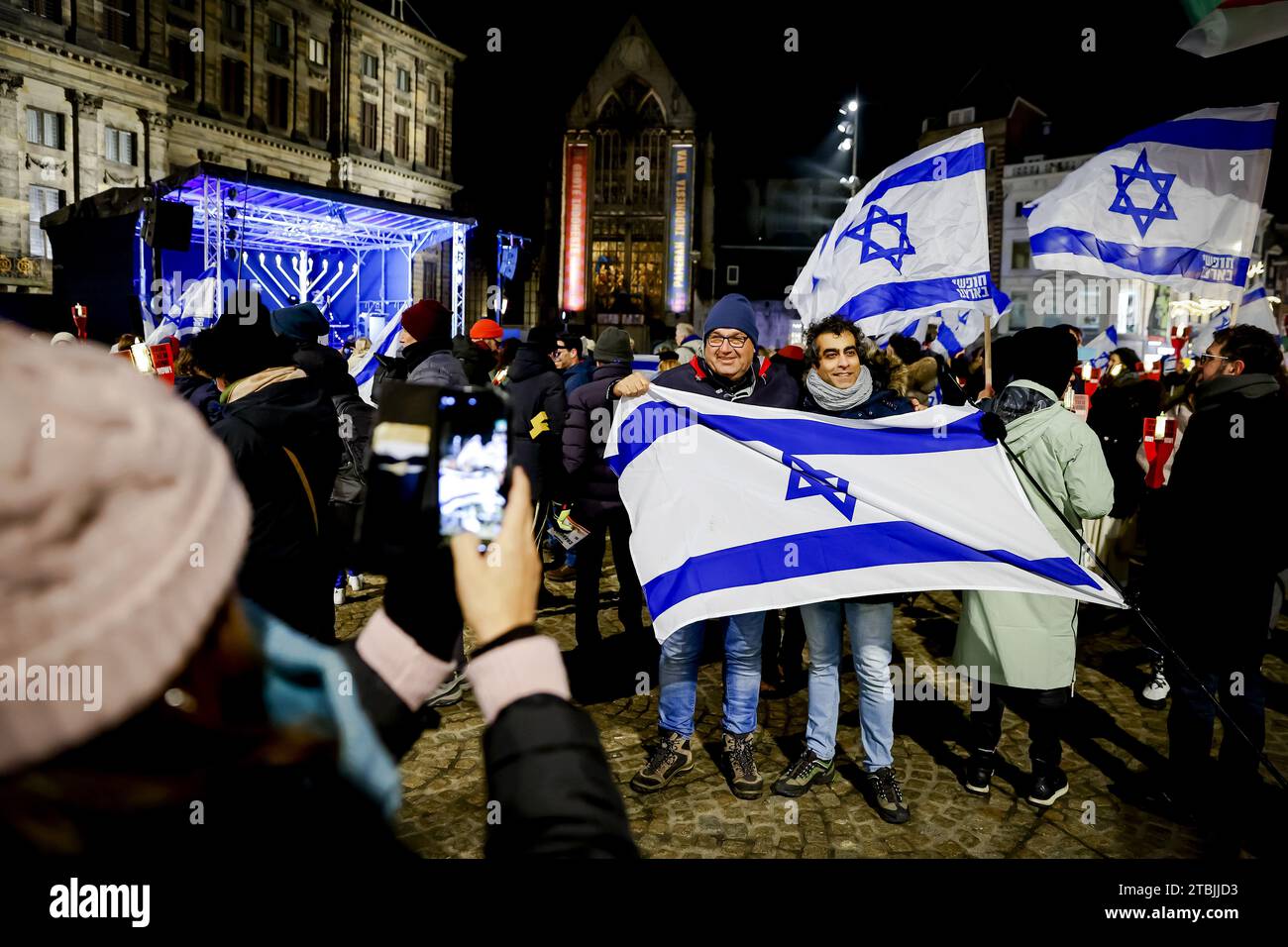 AMSTERDAM - Atmosphere on Dam Square, which is hosting the national Hanukkah celebration for the seventeenth time. To mark the start of the Jewish festival, a large hanukkiah, a nine-branched candelabra, is lit. ANP REMKO DE WAAL netherlands out - belgium out Stock Photo