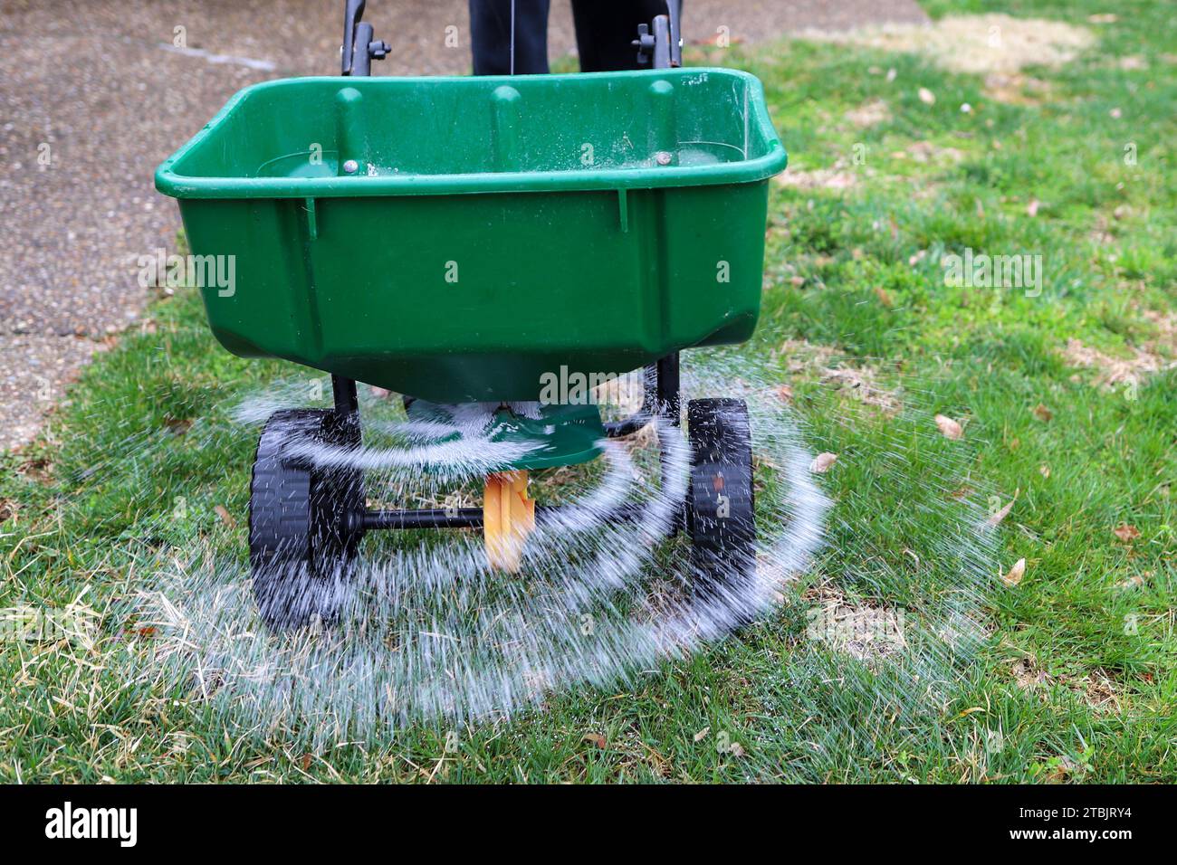 Fertilizer spreader hi res stock photography and images Alamy