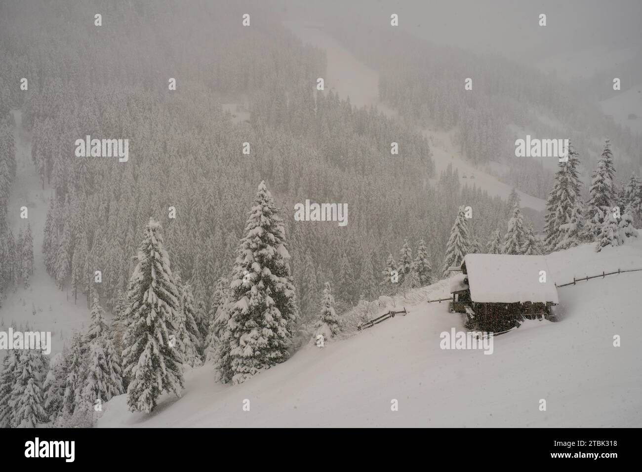 Houses under snow hi-res stock photography and images - Alamy