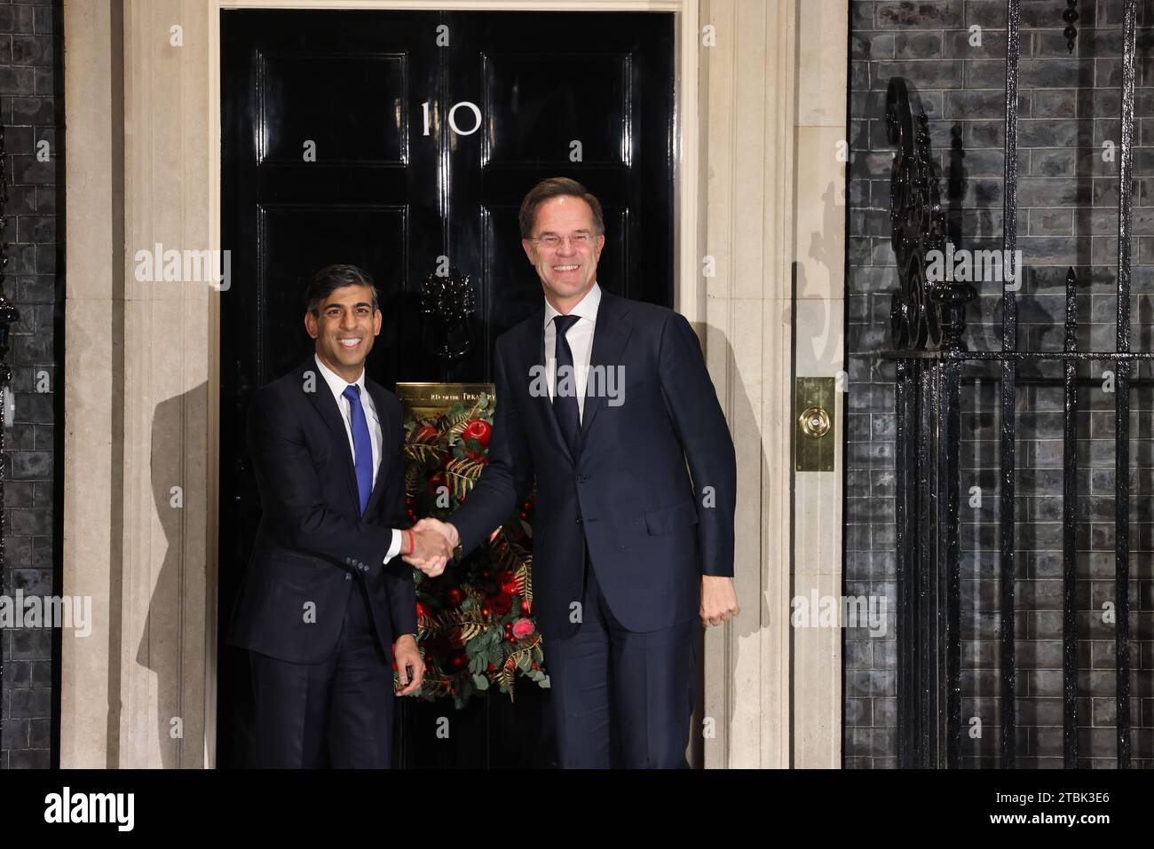London, UK, 7th December 2023. Hours after giving an emergency press conference defending his Rwanda plan, British PM Rishi Sunak gave a warm welcome to Dutch PM Mark Rutte. For a while they seem to have been locked out of Downing Street, but were eventually let in. Credit : Monica Wells/Alamy Live News Stock Photo
