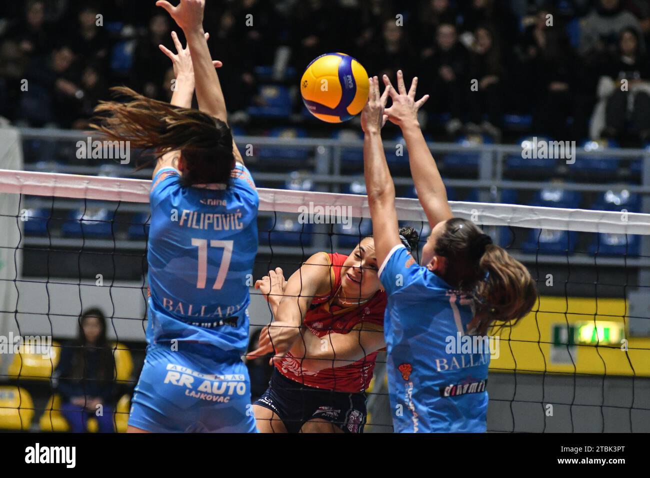 turin-italy-07th-dec-2023-avery-skinner-of-chieri-76-attack-during