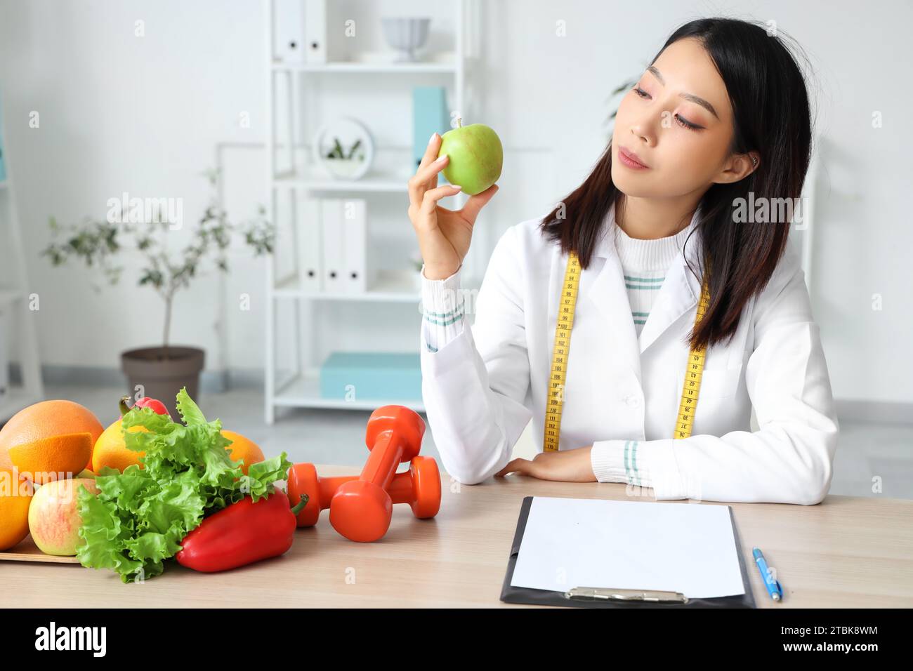 Female asian nutritionist apple hi-res stock photography and images - Alamy