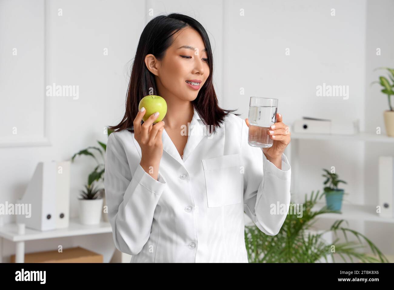 Female asian nutritionist apple hi-res stock photography and images - Alamy