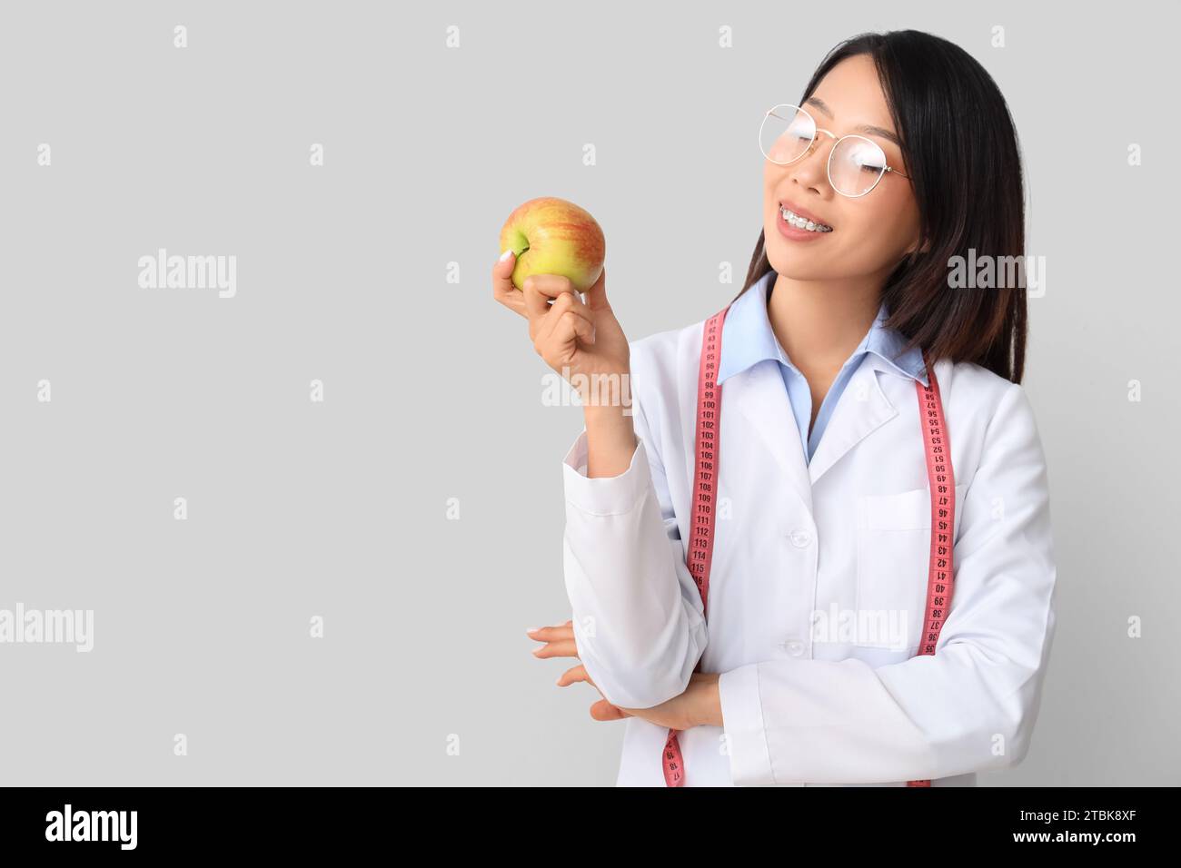 Female asian nutritionist apple hi-res stock photography and images - Alamy